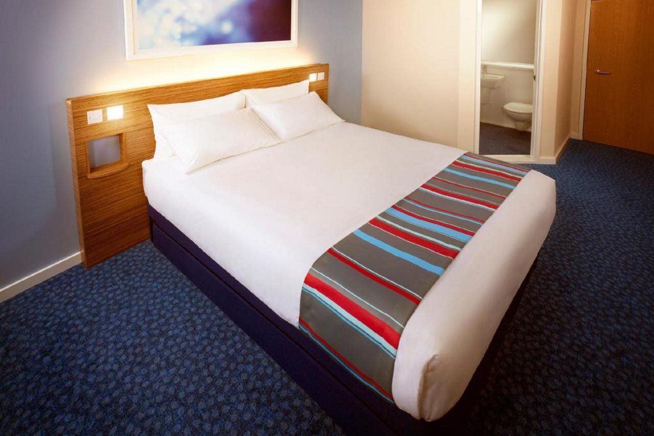 Travelodge Cardiff M4 Экстерьер фото