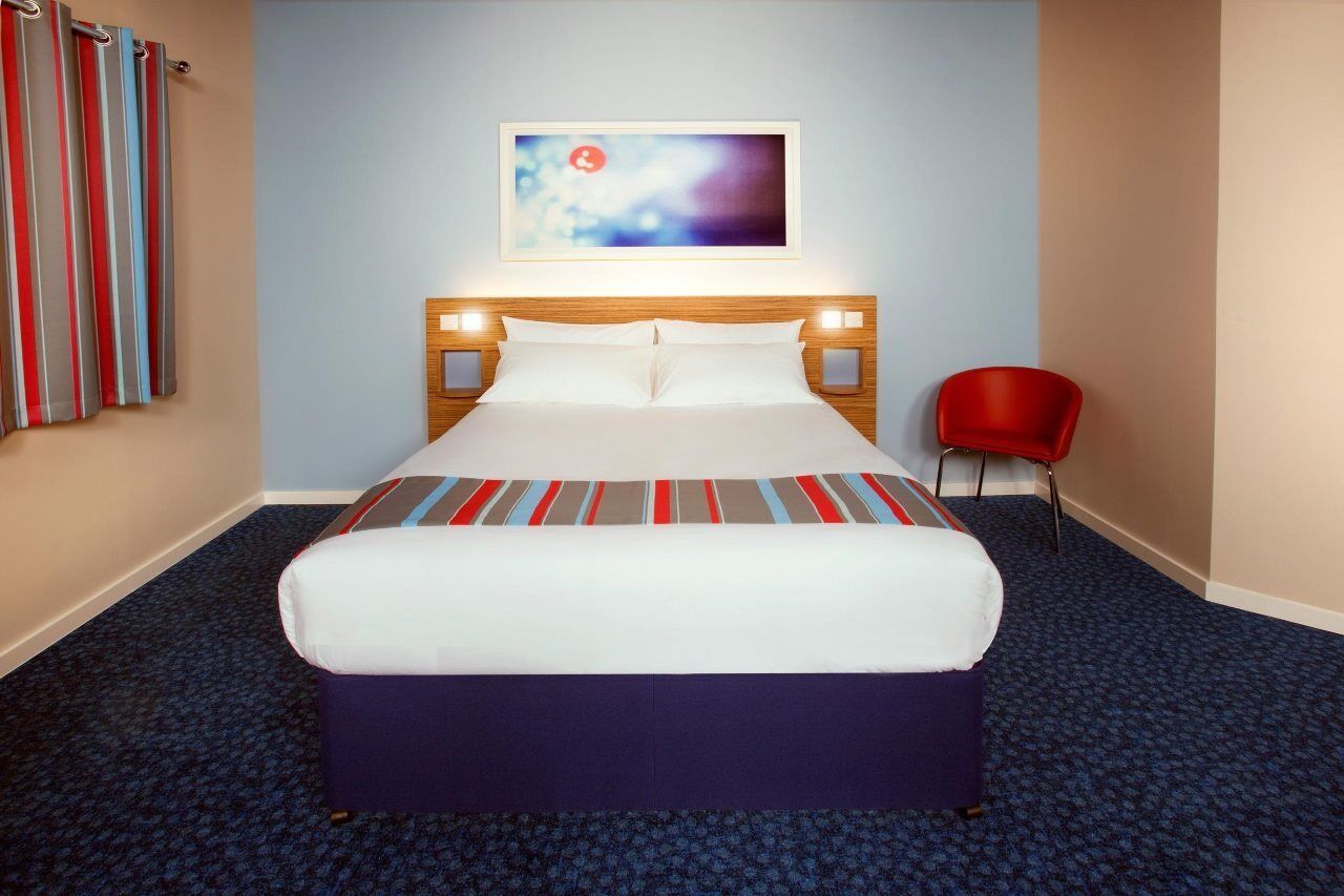 Travelodge Cardiff M4 Экстерьер фото